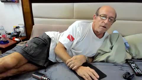 Snapshot of greyishere chatting on December 4, 2024, 7:50 am Grey.  If viewing your cam I am more likely to stay if you show your face. online show from December 4, 2024, 7:50 am