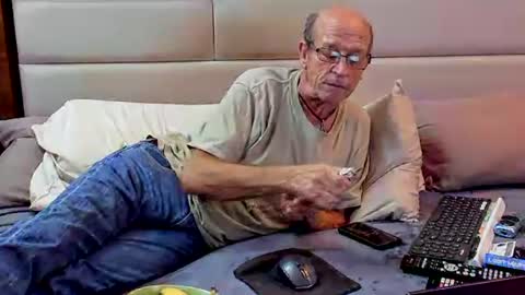 Snapshot of greyishere chatting on February 19, 2025, 12:35 am Grey.  If viewing your cam I am more likely to stay if you show your face. online show from February 19, 2025, 12:35 am