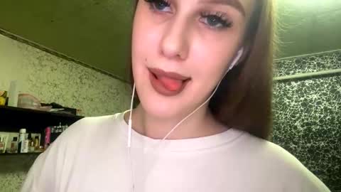 Gwen online show from October 13, 2025, 8:42 pm