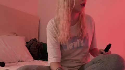 Snapshot of h2h0e chatting on December 5, 2024, 7:28 pm Lana online show from December 5, 2024, 7:28 pm