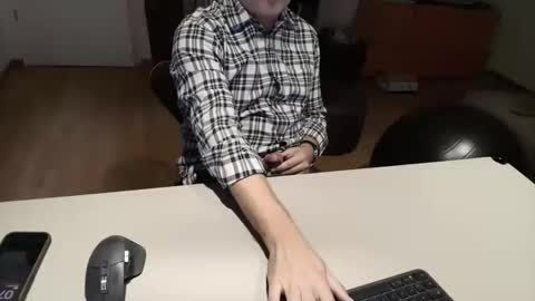 Snapshot of happybugger chatting on October 8, 2025, 5:38 am Cum for you online show from October 8, 2025, 5:38 am