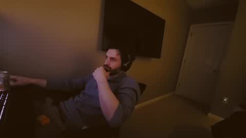 Snapshot of hardswtch chatting on December 25, 2024, 12:37 am Tom online show from December 25, 2024, 12:37 am