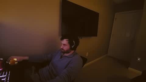 Snapshot of hardswtch chatting on December 25, 2024, 3:40 am Tom online show from December 25, 2024, 3:40 am