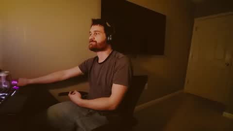 Snapshot of hardswtch chatting on January 1, 2025, 3:34 am Tom online show from January 1, 2025, 3:34 am