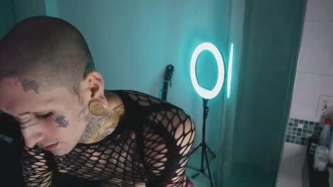 Snapshot of hatsumotokyoto chatting on October 15, 2025, 6:35 am More content   2   online show from October 15, 2025, 6:35 am