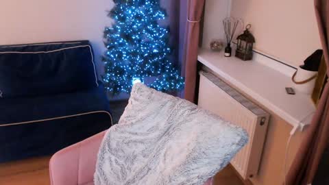 Snapshot of heaven_chloe chatting on December 9, 2024, 6:35 pm Heaven girl online show from December 9, 2024, 6:35 pm