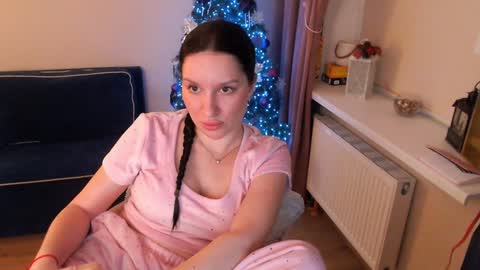 Snapshot of heaven_chloe chatting on January 11, 2025, 11:24 pm Heaven girl online show from January 11, 2025, 11:24 pm