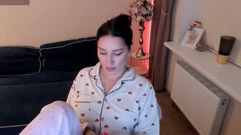 Snapshot of heaven_chloe chatting on September 25, 2025, 8:01 pm Heaven girl online show from September 25, 2025, 8:01 pm