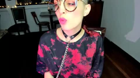 Snapshot of heliconiavannucci chatting on October 19, 2025, 1:06 am Heliconia online show from October 19, 2025, 1:06 am