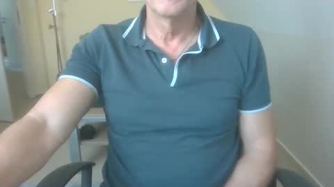 Snapshot of hundeleine chatting on November 4, 2025, 10:03 am hundeleine online show from November 4, 2025, 10:03 am