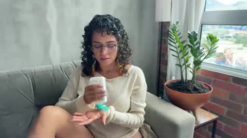 Snapshot of illaroom chatting on February 24, 2025, 6:58 pm Kloe online show from February 24, 2025, 6:58 pm