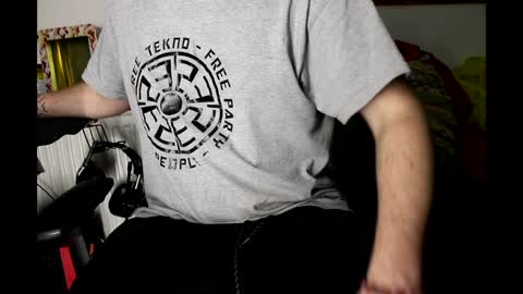 Snapshot of ipipo42o chatting on December 18, 2024, 5:21 pm DrownMentally online show from December 18, 2024, 5:21 pm