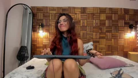 Snapshot of iriis_rosse chatting on January 14, 2025, 12:00 am Iris Rosse online show from January 14, 2025, 12:00 am