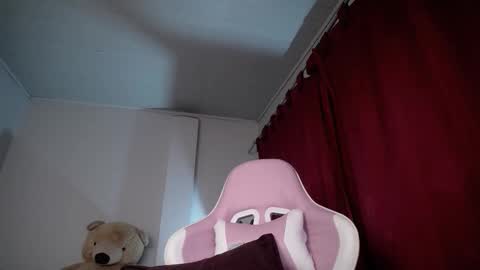 Snapshot of isa_emeralds chatting on October 8, 2025, 9:40 am Isabella  online show from October 8, 2025, 9:40 am