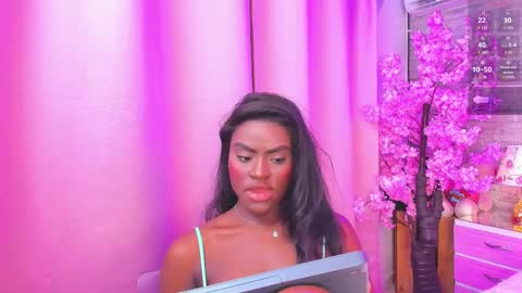 Snapshot of isabellabroms21 chatting on February 9, 2025, 11:25 pm v online show from February 9, 2025, 11:25 pm