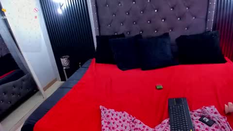 issis_smith online show from September 16, 2025, 8:32 pm
