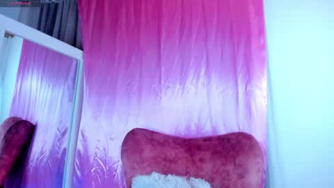 jade white  online show from January 29, 2025, 12:56 pm