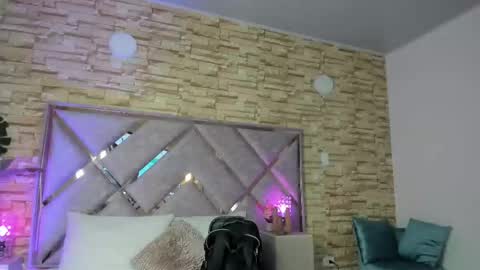 jade white  online show from September 16, 2025, 12:50 pm