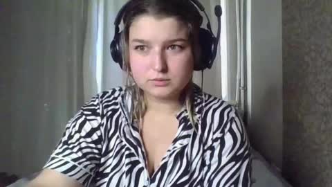 jenny_smitx online show from October 19, 2025, 7:42 am