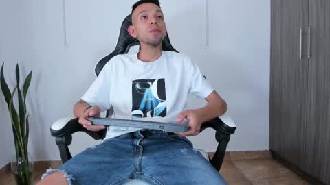 Snapshot of jhors_silv chatting on September 14, 2025, 3:44 pm Jhors online show from September 14, 2025, 3:44 pm