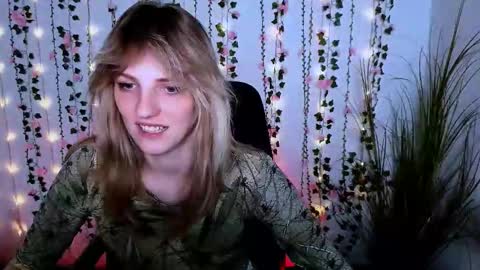 Snapshot of jina_toys chatting on September 12, 2025, 7:25 pm jina_toys online show from September 12, 2025, 7:25 pm