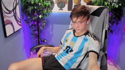 Snapshot of john_weasley chatting on September 12, 2025, 8:20 pm John online show from September 12, 2025, 8:20 pm