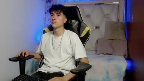 Snapshot of johnny_cagee chatting on November 9, 2025, 5:17 am johnny_cagee online show from November 9, 2025, 5:17 am