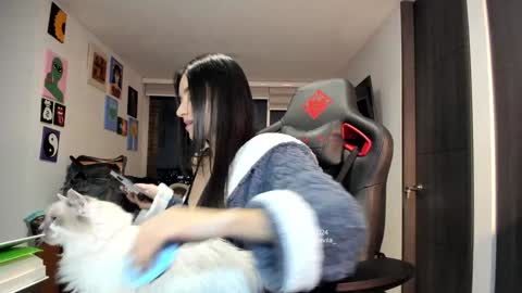 Snapshot of julidavila chatting on December 9, 2024, 12:12 am Jeimy Help me to reach 100 thumbs up online show from December 9, 2024, 12:12 am