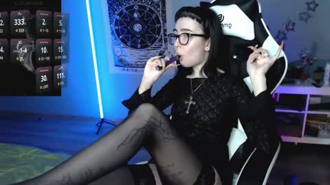 Snapshot of julscinamon chatting on December 20, 2024, 9:39 pm Baroness Von Cringe online show from December 20, 2024, 9:39 pm