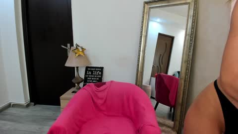 Snapshot of kate_belle chatting on December 21, 2024, 1:36 am Kate online show from December 21, 2024, 1:36 am