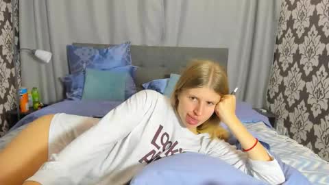 Snapshot of kirraa_ chatting on September 15, 2025, 5:46 pm Kira online show from September 15, 2025, 5:46 pm