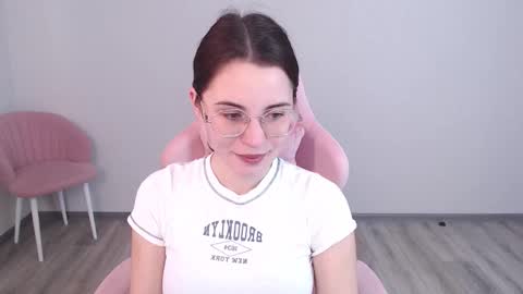 Snapshot of kitty_boy246 chatting on October 22, 2025, 5:19 am Andrew online show from October 22, 2025, 5:19 am