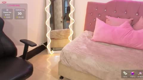Snapshot of kittystar_tay chatting on October 12, 2025, 11:42 am Kitty online show from October 12, 2025, 11:42 am