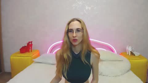Snapshot of klaryevans chatting on December 14, 2024, 12:23 pm Klary online show from December 14, 2024, 12:23 pm