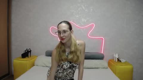 Snapshot of klaryevans chatting on October 15, 2025, 7:19 am Klary online show from October 15, 2025, 7:19 am