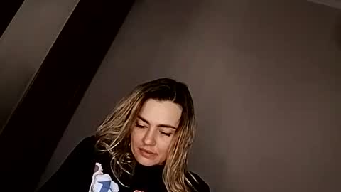 Snapshot of krisssexi chatting on September 9, 2025, 10:42 pm KrissSexi online show from September 9, 2025, 10:42 pm