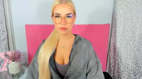 Snapshot of kristyflowers chatting on October 21, 2025, 2:18 pm KristyFlowers online show from October 21, 2025, 2:18 pm