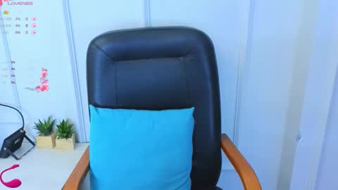 Snapshot of kuro_ren chatting on October 13, 2025, 12:38 pm Ren online show from October 13, 2025, 12:38 pm