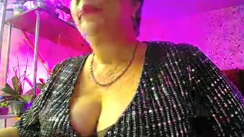 Snapshot of lady_gloria chatting on December 17, 2024, 3:28 pm Lady Gloria online show from December 17, 2024, 3:28 pm