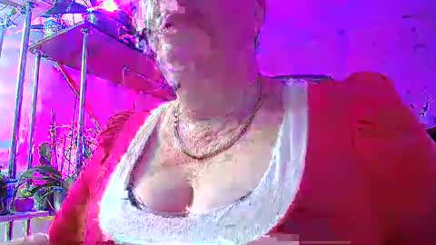 Snapshot of lady_gloria chatting on January 6, 2025, 2:25 pm Lady Gloria online show from January 6, 2025, 2:25 pm