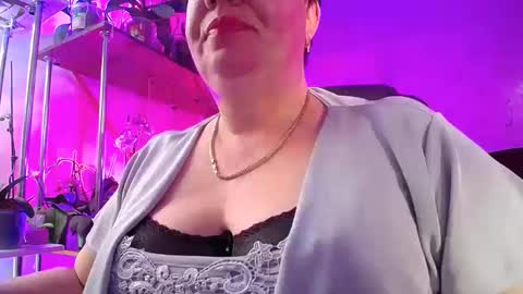 Snapshot of lady_gloria chatting on February 19, 2025, 1:50 pm Lady Gloria online show from February 19, 2025, 1:50 pm