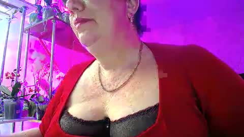 Snapshot of lady_gloria chatting on March 5, 2025, 3:18 pm Lady Gloria online show from March 5, 2025, 3:18 pm