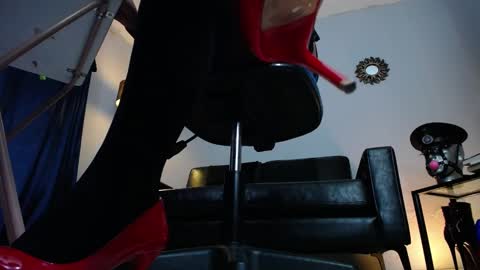 Snapshot of lanadoux_ chatting on December 27, 2024, 5:26 pm Mistress Lana online show from December 27, 2024, 5:26 pm
