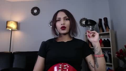 Snapshot of lanadoux_ chatting on March 5, 2025, 6:45 pm Mistress Lana online show from March 5, 2025, 6:45 pm
