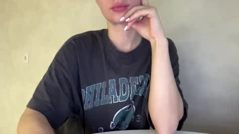 Lara Neon online show from October 10, 2025, 2:27 pm