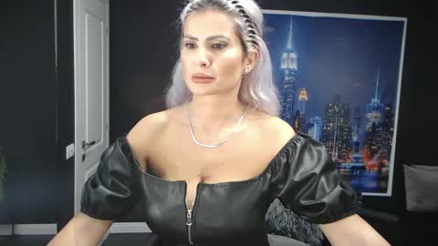 laras_moans online show from December 3, 2024, 8:27 am
