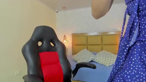 Snapshot of larsonmia chatting on September 19, 2025, 12:17 pm MIA online show from September 19, 2025, 12:17 pm