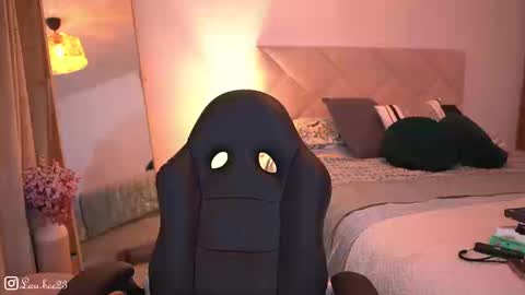 Snapshot of lau_bee_ chatting on November 4, 2025, 6:40 pm Laura online show from November 4, 2025, 6:40 pm