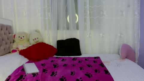 Snapshot of lauracb_ chatting on December 5, 2024, 6:21 am lauracb          online show from December 5, 2024, 6:21 am