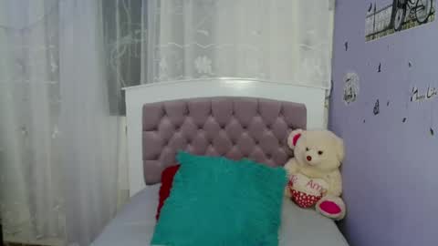 Snapshot of lauracb_ chatting on January 5, 2025, 6:46 am lauracb          online show from January 5, 2025, 6:46 am